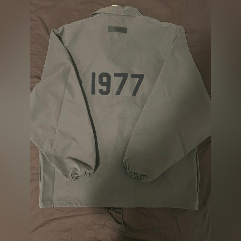 Essentials Shirt - Picture 3 of 4
